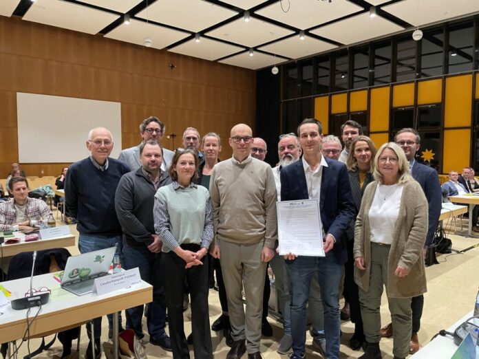 Rat und Verwaltung haben Dienstagabend die Grundsatzerklärung gegen Gewalt, Diskriminierung und Rassismus unterzeichnet. Foto: Kreisstadt Mettmann Rat und Verwaltung haben Dienstagabend die Grundsatzerklärung gegen Gewalt, Diskriminierung und Rassismus unterzeichnet. Foto: Kreisstadt Mettmann