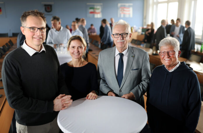 Verabschiedung Daniela Hitzemann Tobias Dupke, Landrätin Bettina Warnecke, Landrat Thomas Hendele und Daniela Hitzemann. Foto: Kreis ME