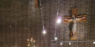 Wenn Weihnachten in St. Johannes einzieht Fleissige Helfer in der Kirche, Bild: Michael Wiesenhöfer