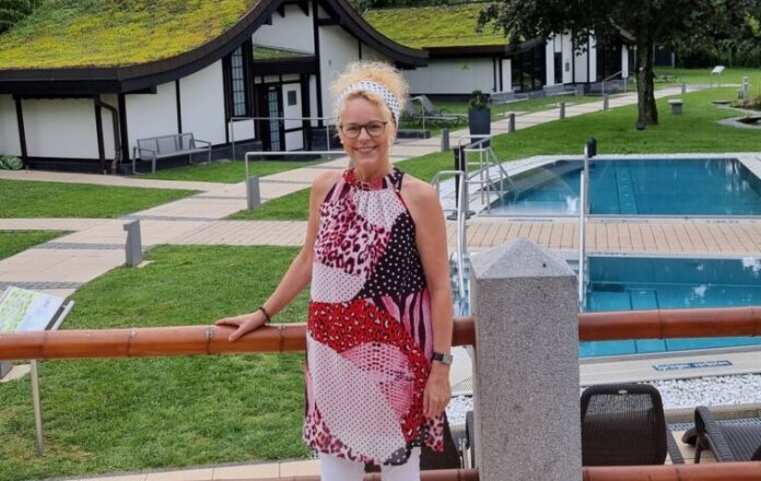 Saunagarten Wellness-Expertin Kathrin van de Sand im Saunagarten des Allwetterbads Lintorf. Foto: Stadtwerke Ratingen
