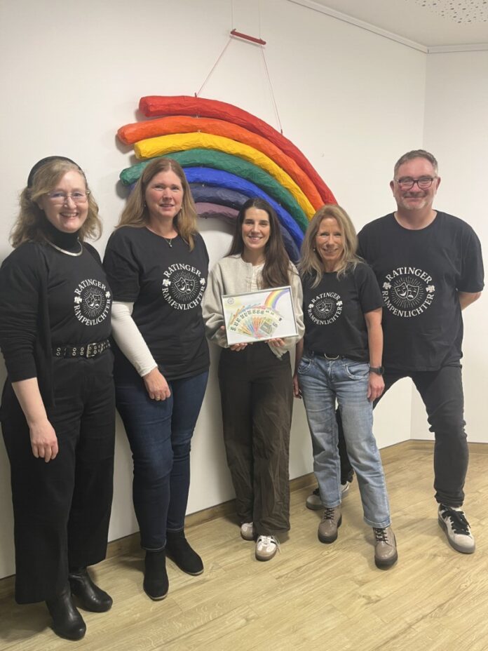 Spendenübergabe Regenbogenland: Andrea Baade, Stefanie Zielke, Nadine Spitaler (Förderverein Kinder- und Jugendhospiz Regenbogenland e. V.), Britta Ludwig, Holger Rennett  Foto: Ratinger Rampenlichter e. V. 