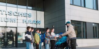 Haaner Gymnasiasten unterstützen die Lebenshilfe Die Schülerinnen und Schüler übergaben ihre Spende an Mathieu Giese, Leiter des Ratinger Lebenshilfe-Wohnhauses. Foto: Rene Krings