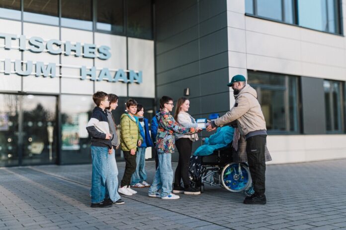 Spendenübergabe_Haan Die Schülerinnen und Schüler übergaben ihre Spende an Mathieu Giese, Leiter des Ratinger Lebenshilfe-Wohnhauses. Foto: Rene Krings