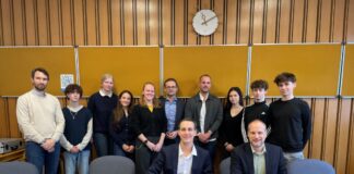 Bürgermeister André Bär und Holger Cornels, kommissarischer Schulleiter des Heinrich-HeineGymnasiums, unterzeichnen die Bildungspartnerschaft. Foto: Kreisstadt Mettmann