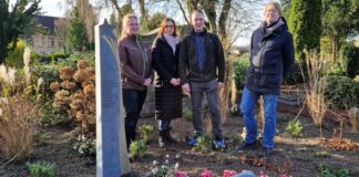 Grabanlage für Sternenkinder in Wülfrath vorgestellt Melanie Vößing-Setzer, Anne Grandt, Jörg Sasse und Thomas Rehrmann haben das neue Grabfeld für Sternenkinder - mit der Stele und einem Muster-Grabstein - vorgestellt. Foto: Kling