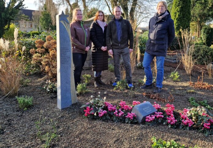 Sternenbrücke Melanie Vößing-Setzer, Anne Grandt, Jörg Sasse und Thomas Rehrmann haben das neue Grabfeld für Sternenkinder - mit der Stele und einem Muster-Grabstein - vorgestellt. Foto: Kling