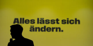 Beste Pressefotos: Diese Szene aus Ratingen ist dabei Die Silhouette von Christian Lindner (FDP) ist vor dem Schriftztug „Alles lässt sich ändern“ zu sehen. Foto: Fabian Strauch/dpa/Landtag NRW