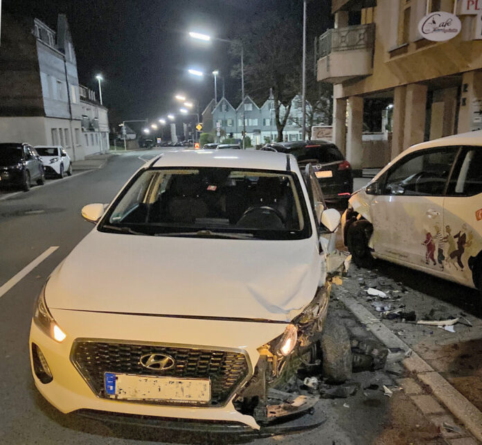 Fünf beschädigte Autos als Folge von Sekundenschlaf