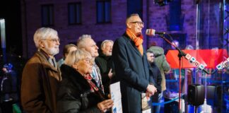 VHS Essen spendet 3.560 Euro für das “Weihnachtswunder” des WDR2 VHS-Direktor Stephan Rinke (Bildmitte) inmitten des VHS-Teams bei der Scheckübergabe auf der WDR-2-Bühne. Foto: Andrea Kiesendahl/VHS Essen