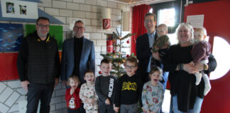 Weihnachtsbäume für alle Erkrather Kitas Die Kinder der Kita Kattendahl in Hochdahl freuen sich gemeinsam mit Meike Hilke, kommissarische stellvertretende Kita-Leiterin (1.v.r.), und Bürgermeister Christoph Schultz (2.v.r.) über die Tannenbaumspende von Tobias Wagemann (1.v.l.) und Andre Kowalczyk (2.v.l.). Foto: Stadt Erkrath