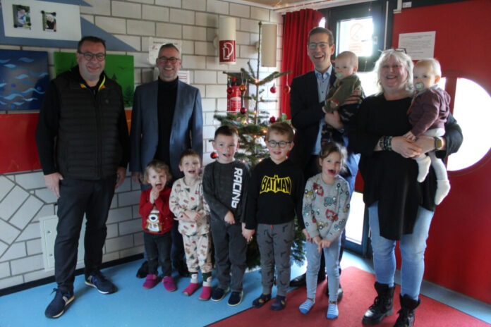 Die Kinder der Kita Kattendahl in Hochdahl freuen sich gemeinsam mit Meike Hilke, kommissarische stellvertretende Kita-Leiterin (1.v.r.), und Bürgermeister Christoph Schultz (2.v.r.) über die Tannenbaumspende von Tobias Wagemann (1.v.l.) und Andre Kowalczyk (2.v.l.). Foto: Stadt Erkrath Die Kinder der Kita Kattendahl in Hochdahl freuen sich gemeinsam mit Meike Hilke, kommissarische stellvertretende Kita-Leiterin (1.v.r.), und Bürgermeister Christoph Schultz (2.v.r.) über die Tannenbaumspende von Tobias Wagemann (1.v.l.) und Andre Kowalczyk (2.v.l.). Foto: Stadt Erkrath