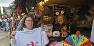 Gudrun und Rudi Eggenkämper informieren sich bei Frau Petra Peveling‑Laurich vom Kulturamt der Stadt Ratingen, Bild: Alexander Heinz