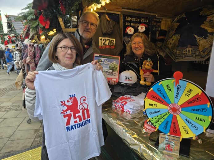 Gudrun und Rudi Eggenkämper informieren sich bei Frau Petra Peveling‑Laurich vom Kulturamt der Stadt Ratingen, Bild: Alexander Heinz
