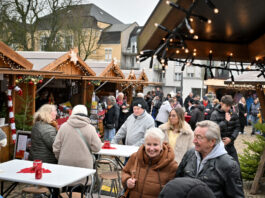Adventszauber rund um den Velberter Weihnachtsmarkt: Verkaufsoffener Sonntag lockt Besucher in die City