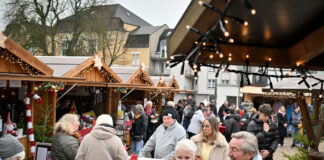 Adventszauber rund um den Velberter Weihnachtsmarkt: Verkaufsoffener Sonntag lockt Besucher in die City