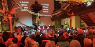 Rund 700 Gäste stimmten beim Weihnachtssingen mit ein Pickepackevoll war es beim zweiten Weihnachtssingen in der evangelischen Stadtkirche. Foto: Kreisstadt Mettmann