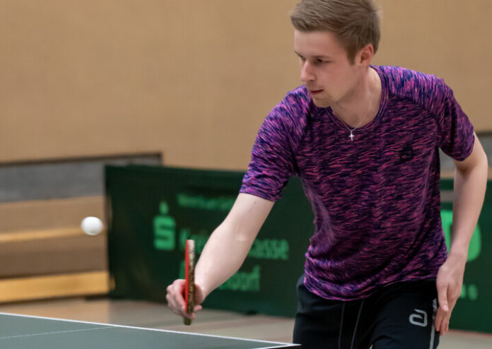Carlos Wenk an der Tischtennisplatte. Foto: TTC Heiligenhaus Carlos Wenk an der Tischtennisplatte. Foto: TTC Heiligenhaus