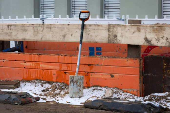 Winterpause für die Schaufel Wenn der Bau Winterpause macht: Für Bauarbeiter im Kreis Mettmann laufen Job und Lohn weiter – auch wenn Baustellen bei Schnee und Frost lahmliegen. Denn sie können Saison-Kurzarbeitergeld bekommen. Darauf hat die IG BAU Düsseldorf hingewiesen. Foto: IG BAU/Nils Hillebrand