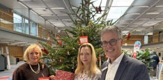 Ulrike Stiers (links, Vorsitzende der Frauen Union Heiligenhaus), stellte gemeinsam mit Sandra Tiedtke und Andreas Karrenberg (beide Kreissparkasse Düsseldorf) den Heiligenhauser Wunschbaum in der Kundenhalle auf. Foto: Kreissparkasse