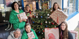 Witte-Mitarbeiter aus Velbert und Wülfrath erfüllen Wünsche Die Freude über die gelungene Aktion ist große bei der Geschenkeübergabe. Foto: Witte