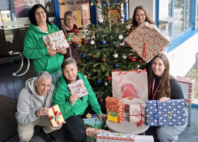 Die Freude über die gelungene Aktion ist große bei der Geschenkeübergabe. Foto: Witte Die Freude über die gelungene Aktion ist große bei der Geschenkeübergabe. Foto: Witte