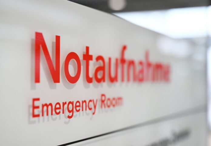 Schild Notaufnahme Die Zahl der ambulanten Notfallbehandlungen in NRW ist gestiegen. (Archivbild)