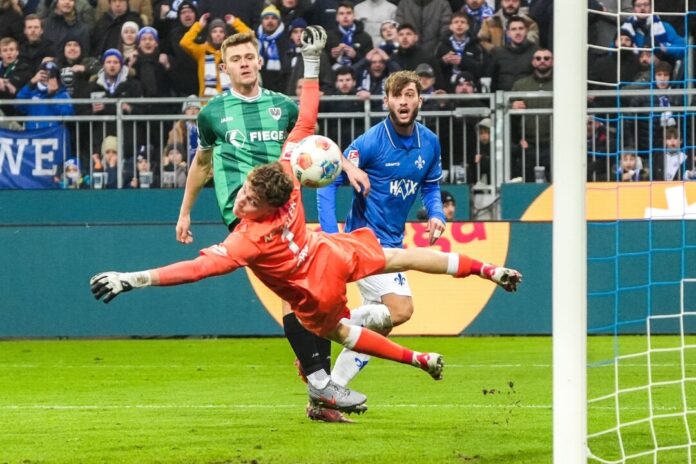 Darmstadt 98 - Preußen Münster Kilian Corredor (r.) erzielt das 1:0 für Darmstadt gegen Münster.