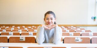 Nach Turbo-Schulzeit: Zwölfjährige studiert jetzt Mit gerade mal elf Jahren hatte Lina Heider im Sommer ihr Abi-Zeugnis in der Tasche.
