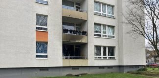 Böller löst Wohnungsbrand aus – zwei Verletzte Spuren des Wohnungsbrands an der Fassade.