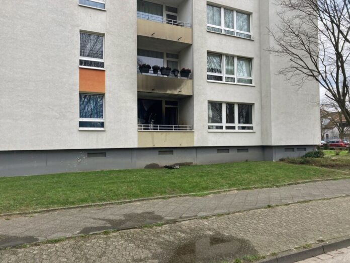 Feuerwerkskörper löst Wohnungsbrand aus Spuren des Wohnungsbrands an der Fassade.