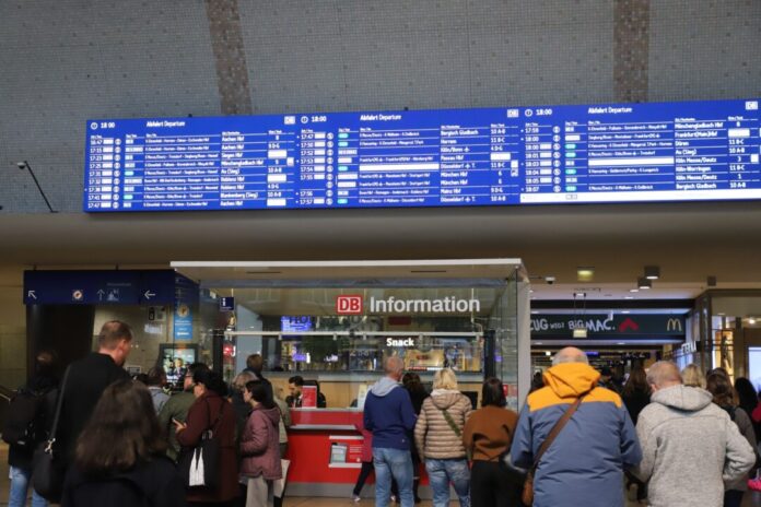 Kölner Hauptbahnhof Vor allem in den Abendstunden will die Bahn zwischen Großstädten mehr Züge einsetzen. (Archivbild)