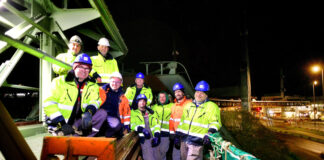 Wuppertaler Schwebebahn fährt jetzt flüsterleise Bei der letzten Nachtschicht am 3. Dezember 2025: Dipl.-Ing. Ulrich Pfingst, Leiter Bauliche Anlagen Schwebebahn bei den WSW (hinten, 2. Von links), und die Mitarbeiter des Stahlbauunternehmens DSD Hilgers vor den letzten Arbeiten am Schwebebahngerüst. Foto: Bettina Osswald