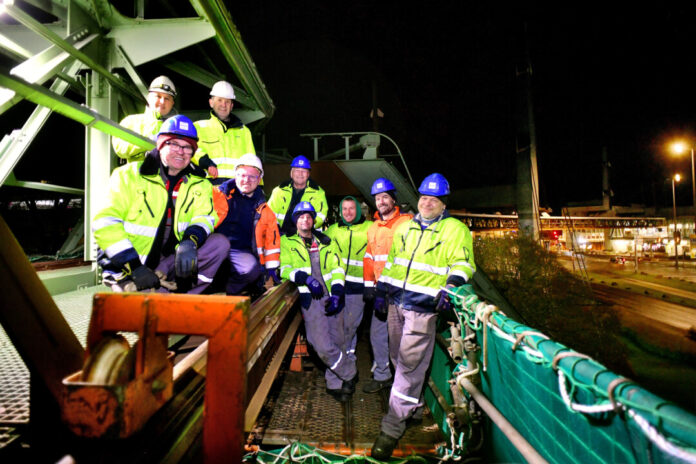 Bei der letzten Nachtschicht am 3. Dezember 2025: Dipl.-Ing. Ulrich Pfingst, Leiter Bauliche Anlagen Schwebebahn bei den WSW (hinten, 2. Von links), und die Mitarbeiter des Stahlbauunternehmens DSD Hilgers vor den letzten Arbeiten am Schwebebahngerüst. Foto: Bettina Osswald Bei der letzten Nachtschicht am 3. Dezember 2025: Dipl.-Ing. Ulrich Pfingst, Leiter Bauliche Anlagen Schwebebahn bei den WSW (hinten, 2. Von links), und die Mitarbeiter des Stahlbauunternehmens DSD Hilgers vor den letzten Arbeiten am Schwebebahngerüst. Foto: Bettina Osswald