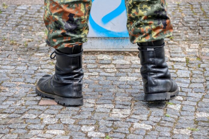 Die Stiefel eines Bundeswehrsoldaten sind zu sehen. Foto: pixabay Die Stiefel eines Bundeswehrsoldaten sind zu sehen. Foto: pixabay