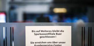 Besorgte Kunden fordern Auskunft nach Einbruch in Tresorraum Ein Schild informiert die Kunden der Bank darüber, dass die Filiale bis auf Weiteres geschlossen bleibt.