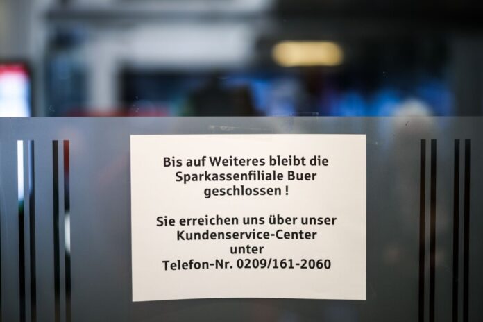 Nach Bankeinbruch - Tresorraum mit Bohrer aufgebrochen Ein Schild informiert die Kunden der Bank darüber, dass die Filiale bis auf Weiteres geschlossen bleibt.