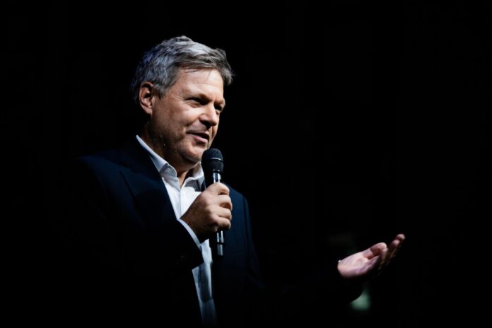 Robert Habeck reist für ein Gespräch über Wahrheit und Dichtung zur Lit.Cologne an. (Archivbild)