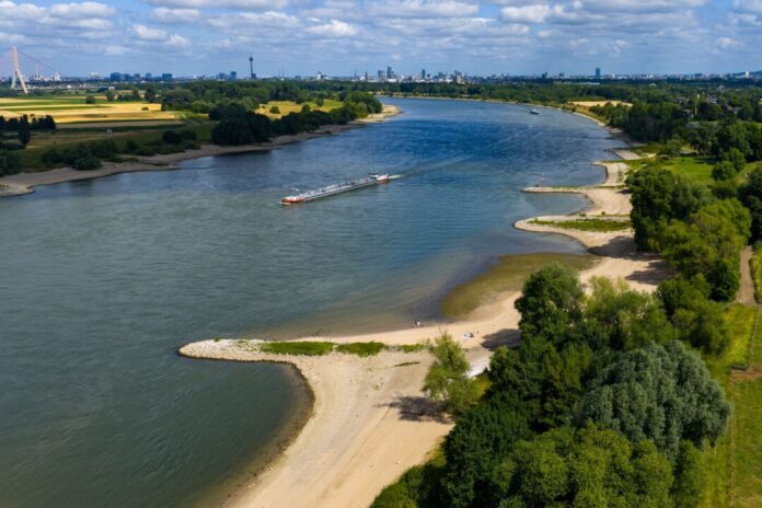 Ein Strandabschnitt am Rhein. Die NRW-Landeshauptstadt Düsseldorf schneidet im Ranking besonders gut ab.