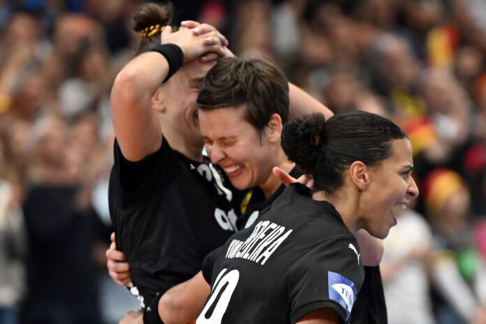 Deutschland - Brasilien Freude pur: Nach dem Halbfinal-Einzug können Alina Grijseels (m) und ihre Teamkolleginnen die Emotionen nicht mehr zurückhalten.