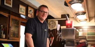 Der Leverkusener Gastwirt Hagen Norhausen ärgert sich über Reservierungen, die ins Leere laufen - Reservierungsgebühren oder Vorkasse möchte er aber nicht verlangen. 