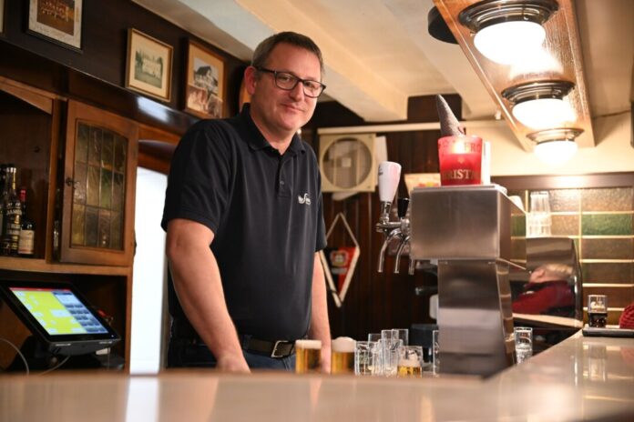 Der Leverkusener Gastwirt Hagen Norhausen ärgert sich über Reservierungen, die ins Leere laufen - Reservierungsgebühren oder Vorkasse möchte er aber nicht verlangen. 