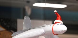 Flugpassagiere in NRW starten entspannt in Weihnachtsferien Weihnachtsstimmung hat auch an den Flughäfen in Nordrhein-Westfalen die Lufthoheit gewonnen.