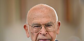 Günter Wallraff: Weihnachten muss Fest der Liebe sein Günter Wallraff hat an Weihnachten ambivalente Gefühle: Er meidet Konsum, aber er schätzt die eigentliche Bedeutung des Festes. (Archivbild)