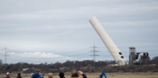 180-Meter-Kamin am Kraftwerk Voerde gesprengt Der 180-Meter-Kamin kippt nach der Sprengung langsam um.