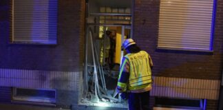 Explosion an Haustür in Krefeld – Polizei ermittelt Durch die Explosion war die Haustür einen Mehrfamilienhauses schwer beschädigt worden.