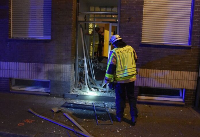 Explosion an Eingangstür in Krefeld - Polizei ermittelt Durch die Explosion war die Haustür einen Mehrfamilienhauses schwer beschädigt worden.