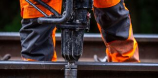 Auf etlichen Bahnstrecken stehen umfangreiche Bauarbeiten an. (Symbolbild) 