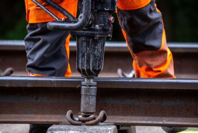 Arbeiten an einem Gleis Auf etlichen Bahnstrecken stehen umfangreiche Bauarbeiten an. (Symbolbild)