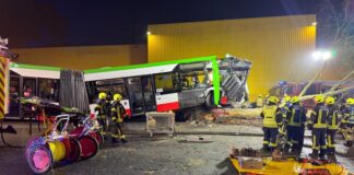 Linienbus kommt von Straße ab – drei Verletzte Warum der Linienbus von der Straße abkam, war zunächst unklar.