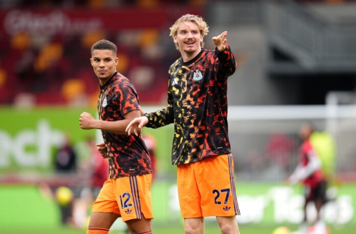 Malick Thiaw (l) und Nick Woltemade von Newcastle United treffen in der Champions League auf Bayer Leverkusen. (Archivbild) 